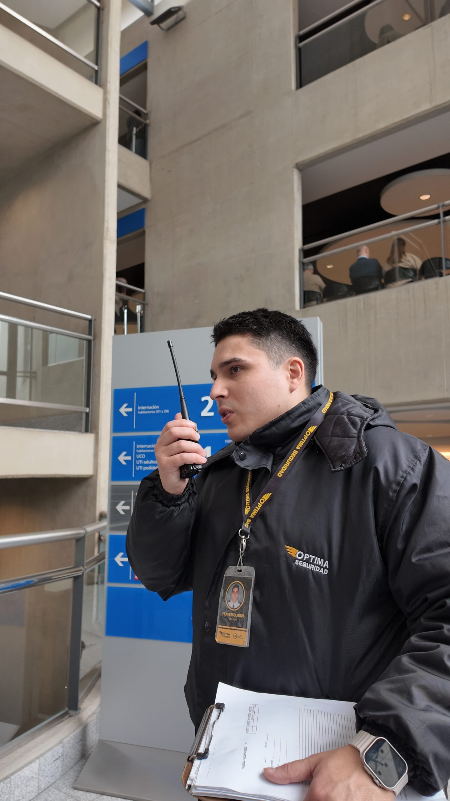 Custodio de seguridad capacitado de Óptima